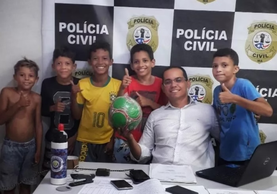 No Maranhão, um grupo de crianças vão a delegacia reclamar após vizinha confiscar a bola que eles brincavam