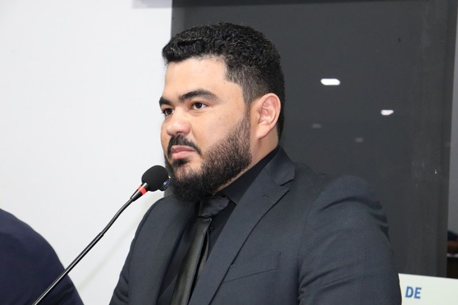 Thawê Dorta cobra caminhões-pipa para conter poeira que atinge saúde em Peixoto