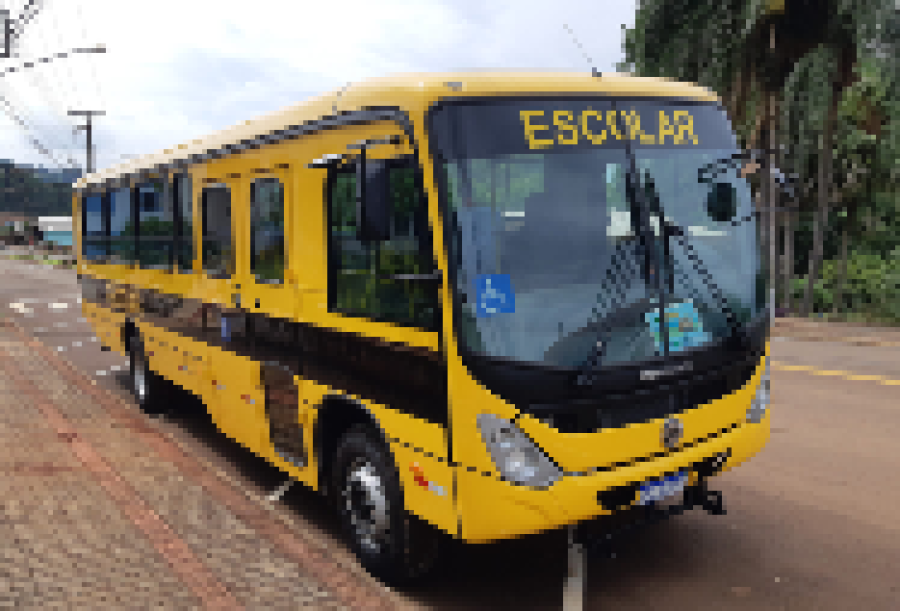 Estudante agrediu colega e danificou ônibus escolar em Colíder após surto. Autor fugiu e não foi encontrado pelo Conselho Tutelar.