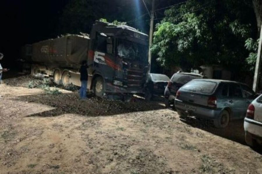 Motorista sofreu mal súbito ao manobrar carreta em Diamantino, colidiu com 16 carros estacionados e faleceu após socorro.