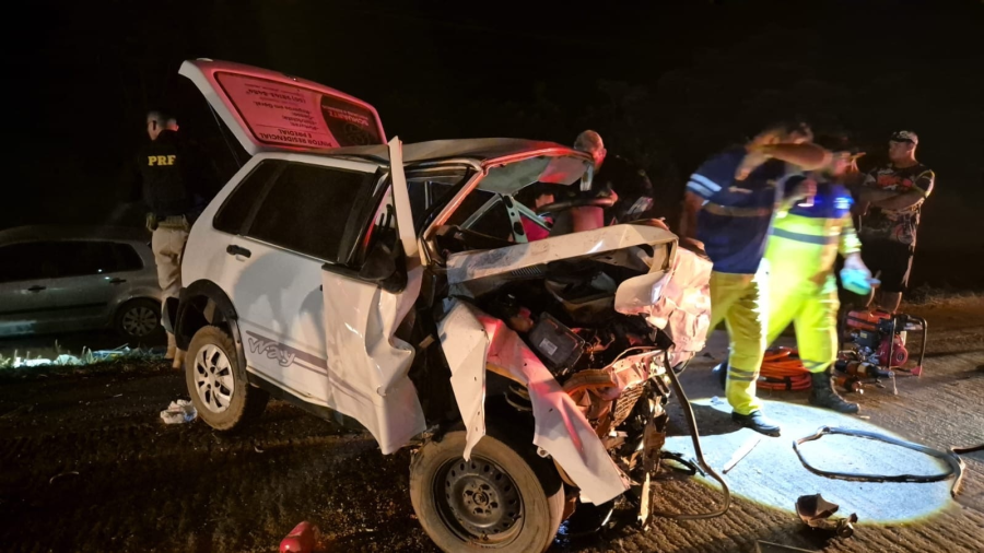 Batida frontal na BR-163 deixa três feridos em Sinop; Vídeo mostra resgate dramático