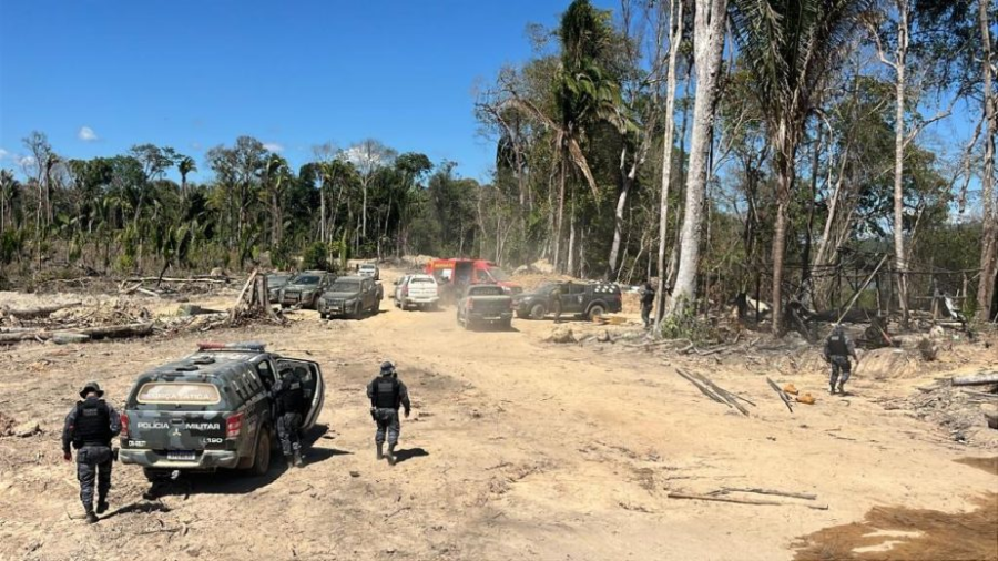 Forças de segurança desmantelam mega garimpo ilegal no Rio Apiacás com 2 mil litros de combustível apreendidos