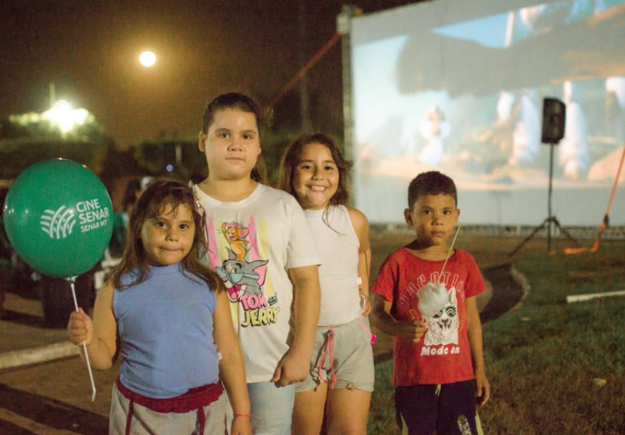 Prefeitura de Novo Mundo leva cinema gratuito à praça com projeto Cine SENAR; Criançada se diverte.