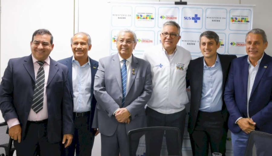 Prefeito Bruno Mena busca com Senador Jayme Campos e Ministro Padilha investimentos para o Hospital Municipal