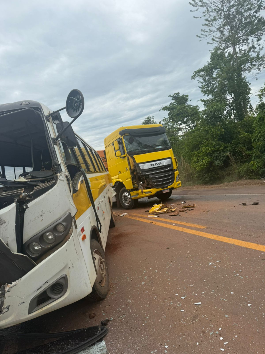Acidente entre carreta e micro-ônibus escolar deixa trânsito em meia pista na BR-163