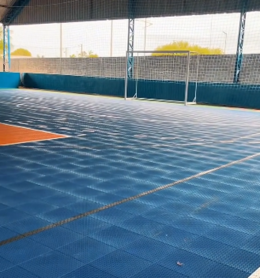 Prefeitura de Matupá revitaliza quadra esportiva da Escola Cecília Meireles com novo piso esportivo