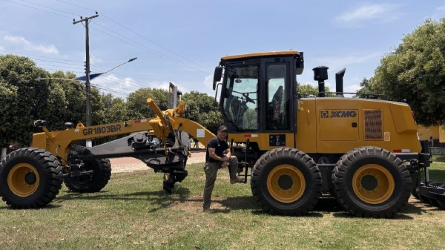 Nova motoniveladora de quase R$ 1 milhão é entregue a Guarantã do Norte em parceria entre prefeito, deputado e governador