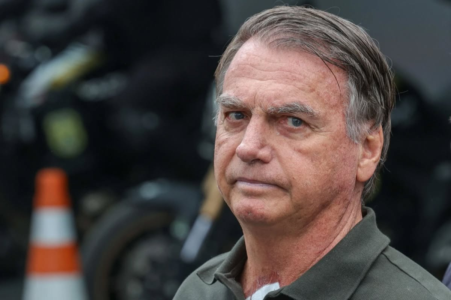 Bolsonaro cai e bate a cabeça em móvel, diz Michelle