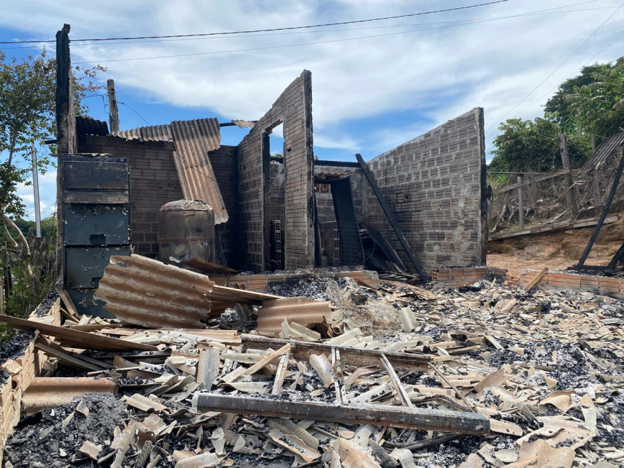 TRAGÉDIA – Morador de Terra Nova morre carbonizado após incêndio atingir residência neste domingo