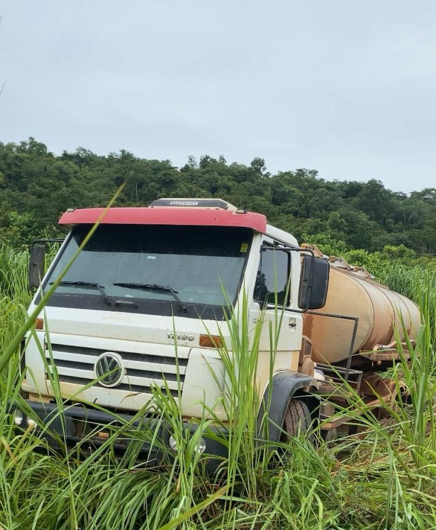 Caminhão sai da pista na BR-163 em Terra Nova do Norte