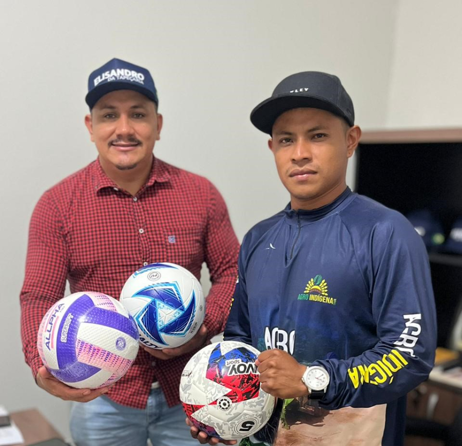 Vereador entrega materiais esportivos à comunidade indígena de Matupá