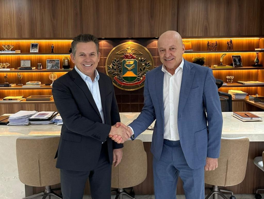 Mauro Mendes passa a faixa de governador para Otaviano Pivetta no dia 31 de março