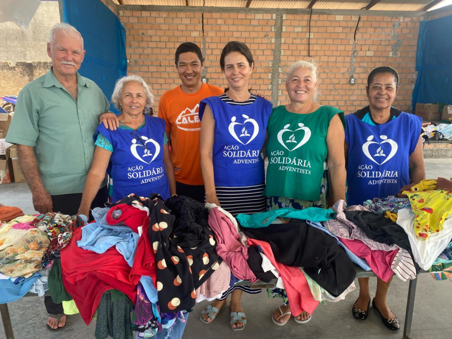 Bazar beneficente promovido pela Igreja Adventista reúne comunidade no Bairro Vista Alegre neste domingo
