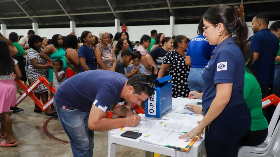 Prefeitura de Várzea Grande entrega títulos definitivos a famílias do Jardim Manaíra