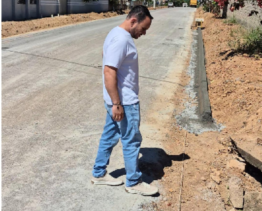Presidente da Câmara acompanha avanço das obras de meio-fio no Bairro Vista Alegre