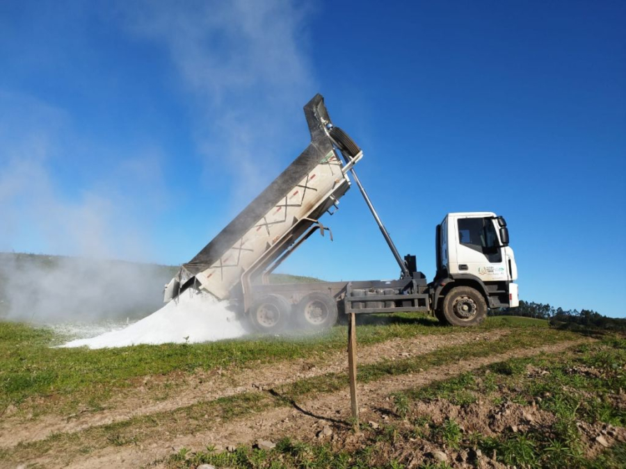 Nova Guarita fortalece o campo com chegada de 1.150 toneladas de calcário para agricultores familiares