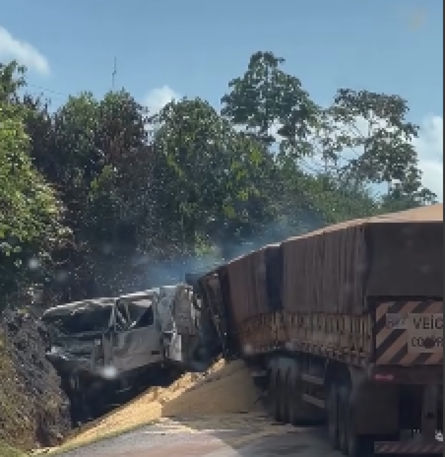 Acidente entre dois caminhões é registrado na BR-163