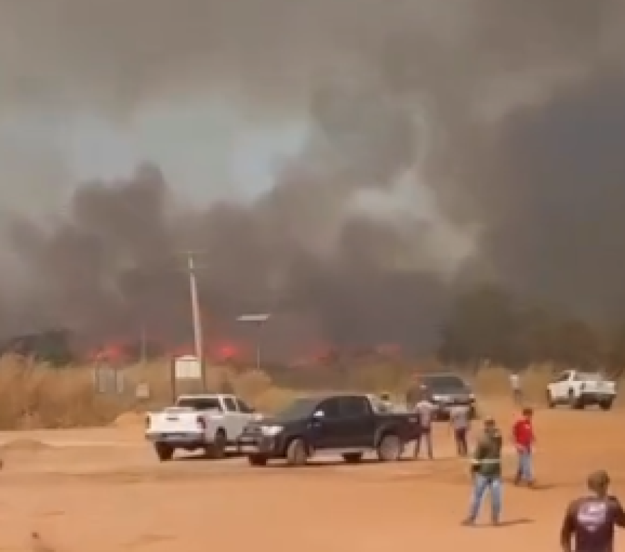 Incêndio de grandes proporções assusta moradores em Paranatinga