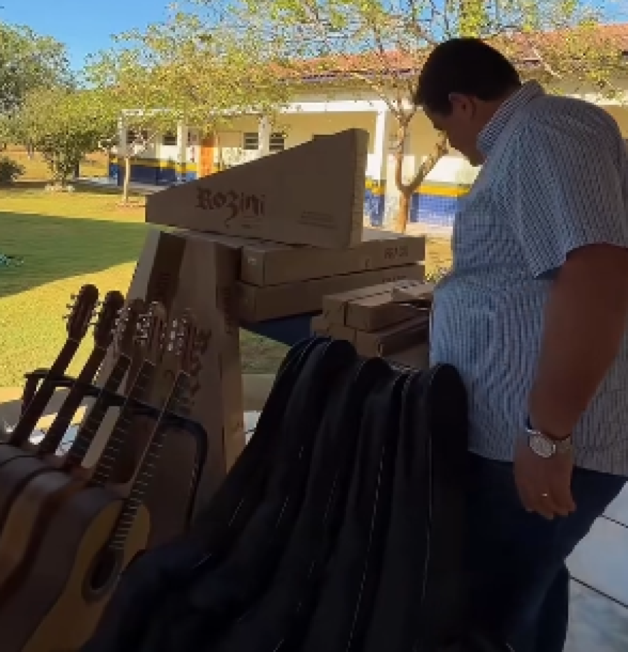 Colíder entrega 30 violões para fortalecer ensino de música nas escolas