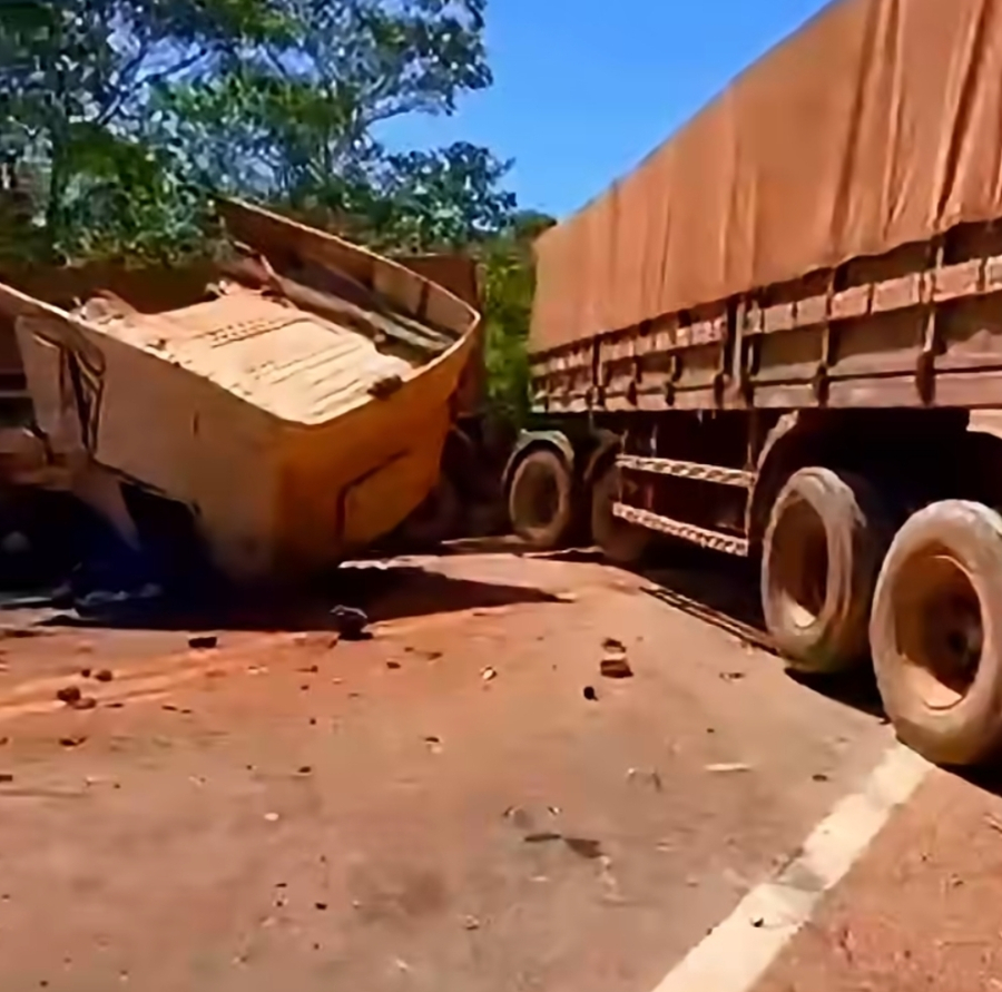 Acidente entre carreta e caminhão deixa pista bloqueada na BR-163 no Pará