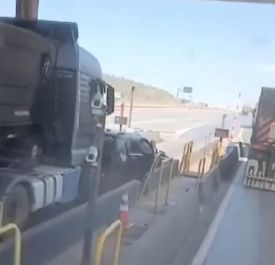Carreta bate em carro após cancela não abrir próximo a Nobres