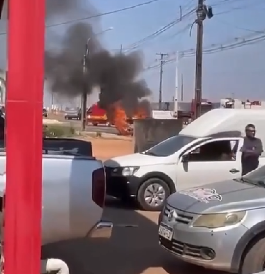 Carro pega fogo na paralela da BR-163 em Matupá