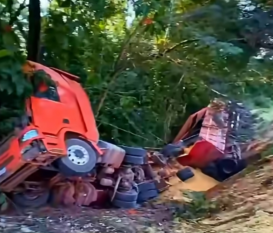 Carreta carregada de grãos tomba na Serra Maggi, na BR-163