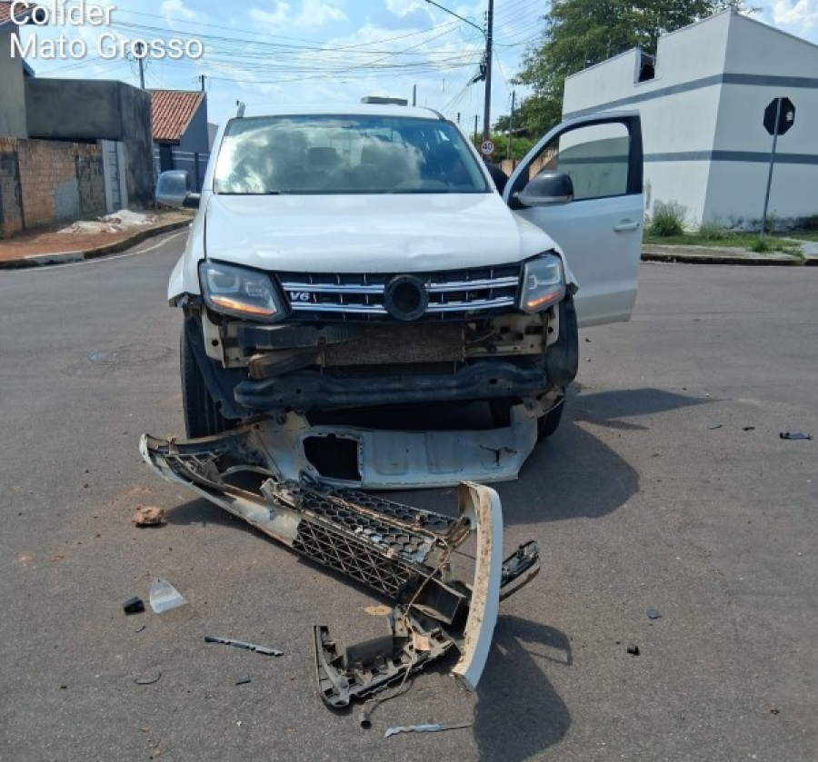 Motociclista fica ferida após colisão com caminhonete em Colíder